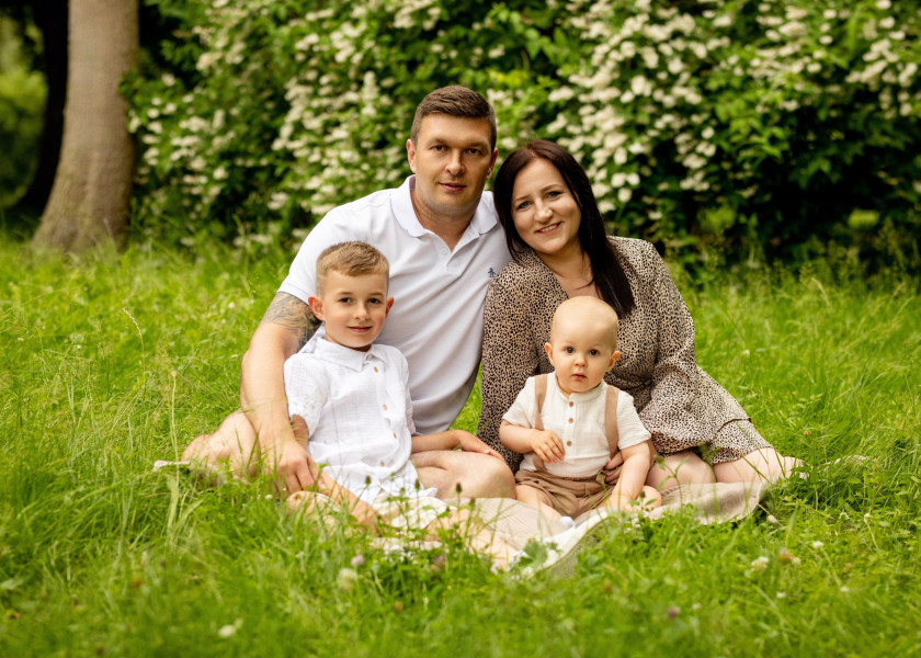 studio-foto-video-michal-slupczewski jak-ubrac-rodzine-na-sesje-zdjeciowa-kolory-bez-identycznych-strojow blog fotografa