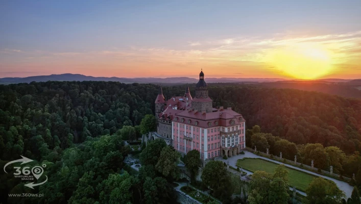 zdjecia  fotograf 360ws-wirtualny-spacer portfolio fotografia-dronowa-zdjecia-z-drona zachod-slonca budynek drzewo niebo chmura krajobraz zmierzch