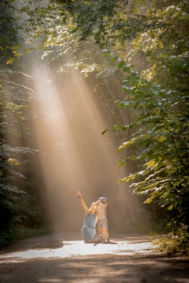 zdjecia  fotograf aksamit-foto-aleksandra-walencik portfolio fotografia-rodzinna fotografia-artystyczna letnie-sesje-zdjeciowe las promienie-slonca swiatlo-sloneczne