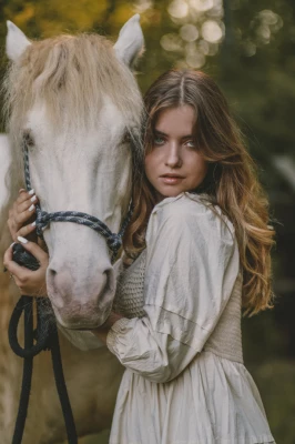 zdjecia  fotograf aleksandra-bilak portfolio wiosenne-sesje-zdjeciowe kon sukienka wlosy odziez-wierzchnia
