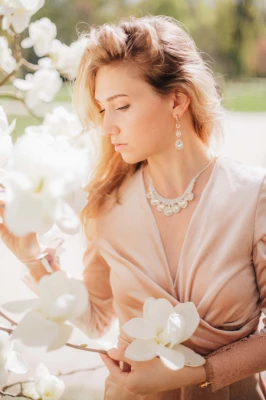 zdjecia  fotograf alina-pohorila portfolio glamour wiosenne-sesje-zdjeciowe kobieta-i-kwiaty