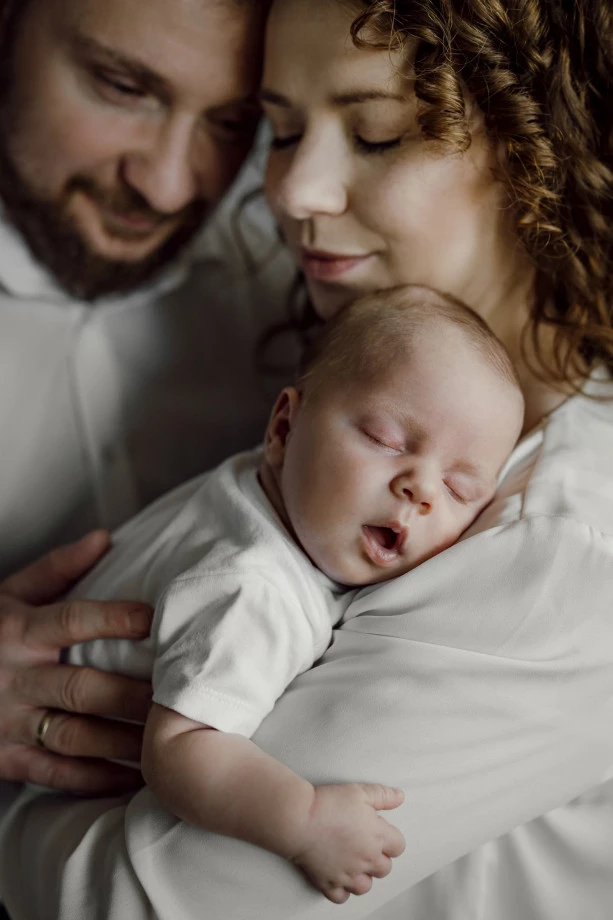 zdjęcia torun fotograf all-in-white portfolio zdjecia noworodkow sesje noworodkowe niemowlę