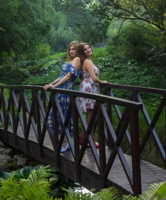 zdjecia  fotograf angelika-pultorak portfolio wiosenne-sesje-zdjeciowe las natura rzeka dziewczyny sesja-zdjeciowa drewniany-most