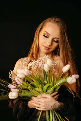 zdjecia  fotograf dominika-zdziech-fotografia portfolio portret fotografia-studyjna wiosenne-sesje-zdjeciowe sesja-stylizowana bukiet-kwiatow tulipany