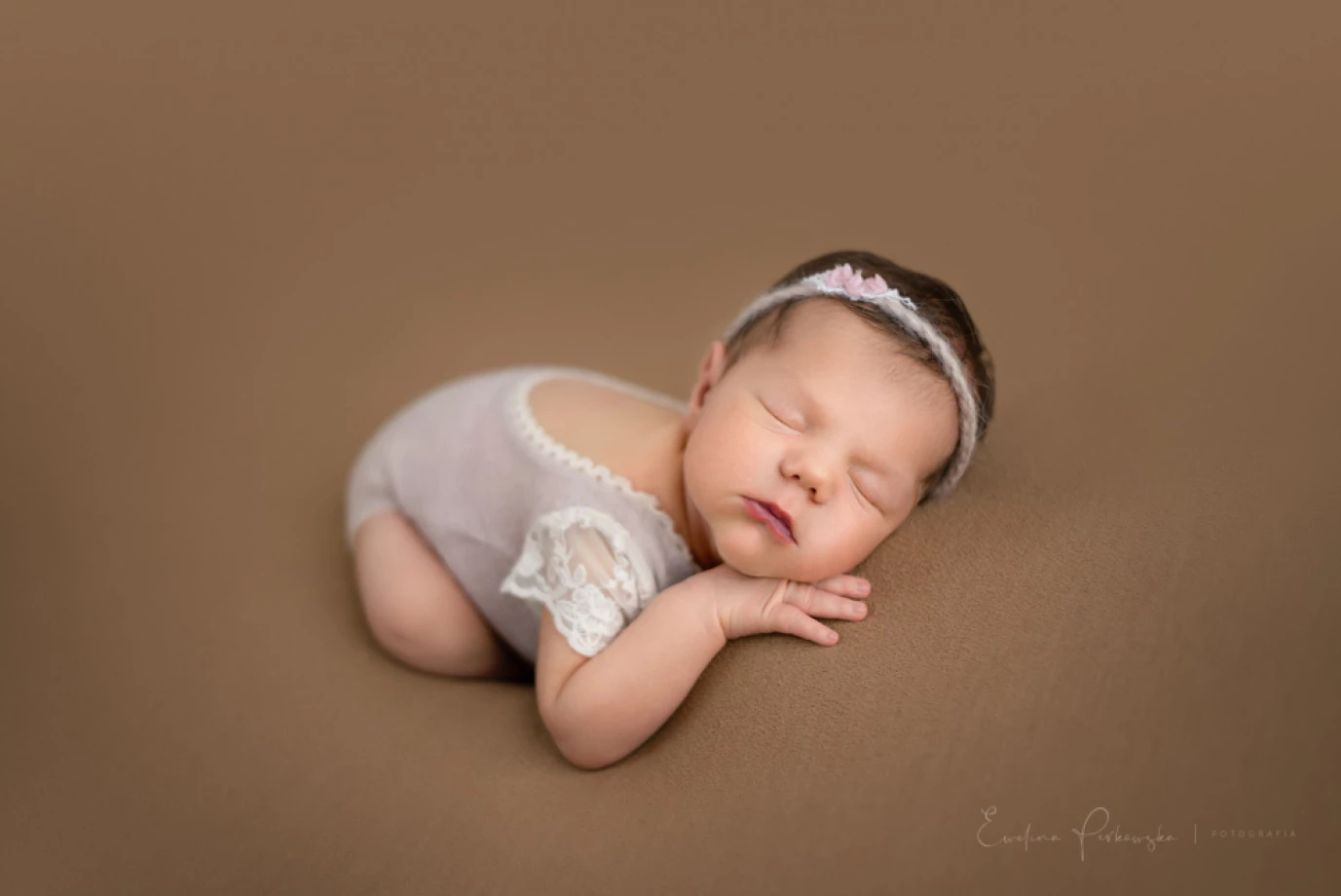 fotograf  ewelina-perkowska portfolio zdjecia noworodkow sesje noworodkowe niemowlę