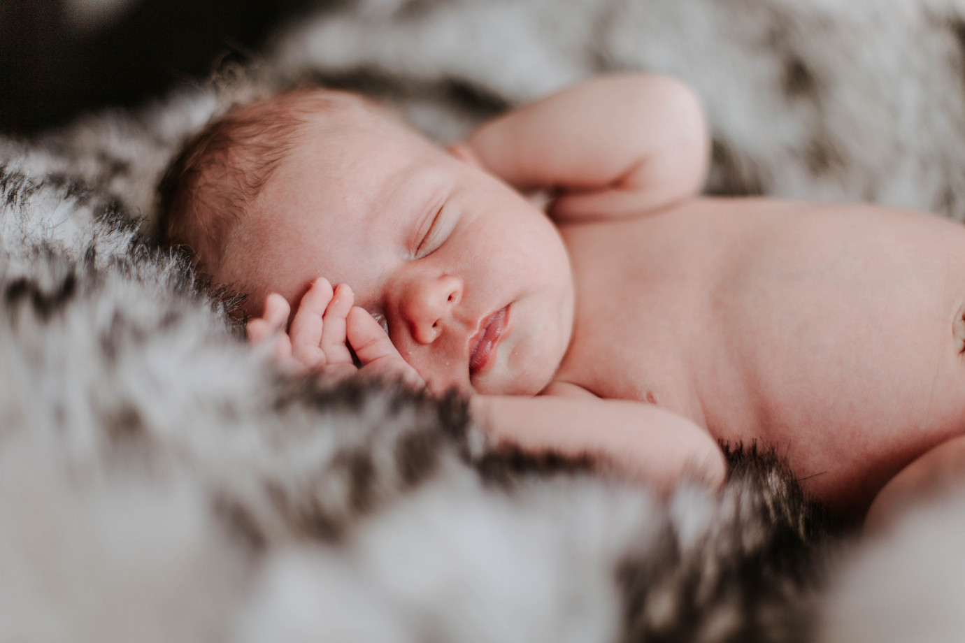 fotograf krakow irina-bogatu portfolio zdjecia noworodkow sesje noworodkowe niemowlę