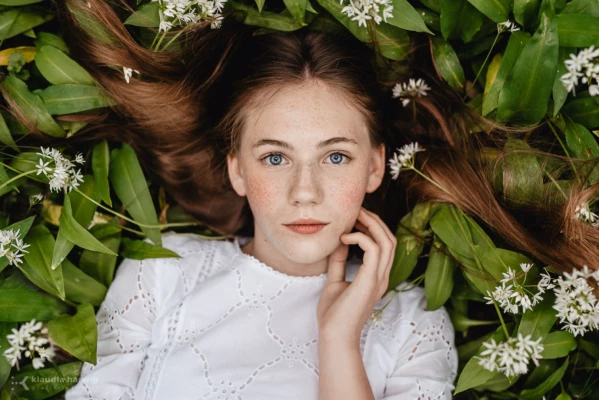 zdjecia  fotograf klaudia-harwig portfolio fotografia-dziecieca wiosenne-sesje-zdjeciowe rosliny dziewczyna wlosy