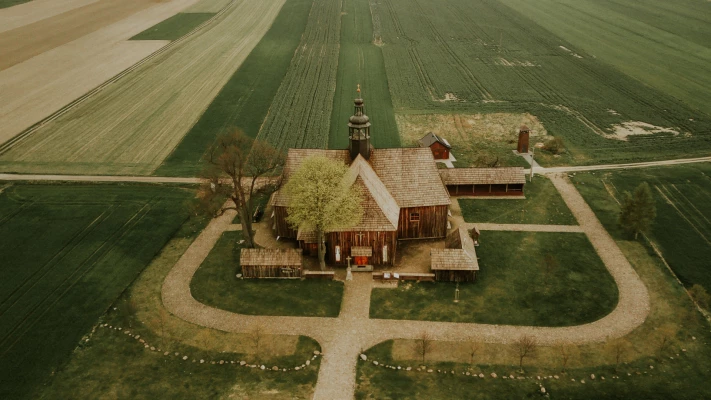 zdjecia  fotograf mateusz-marcinkowski portfolio fotografia-dronowa-zdjecia-z-drona budynek drzewo architektura nieruchomosc infrastruktura