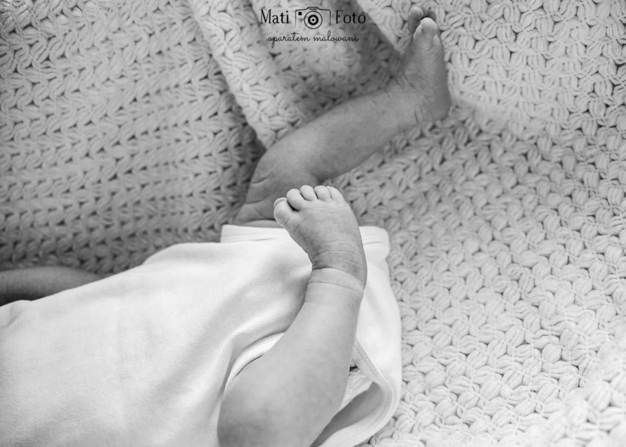 zdjęcia leczna fotograf mati-foto-aparatem-malowane portfolio zdjecia noworodkow sesje noworodkowe niemowlę