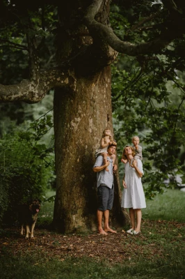 zdjecia  fotograf monika-bienik-fotografia portfolio wiosenne-sesje-zdjeciowe drzewo sukienka roslina ssak kregowiec
