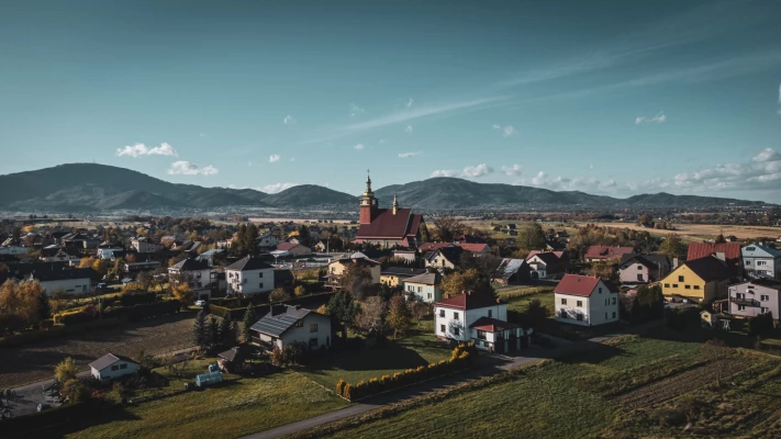 zdjecia  fotograf nadchmurami-pracownia portfolio fotografia-dronowa-zdjecia-z-drona dom budynek drzewo niebo swiatlo-sloneczne chmura dzielnica