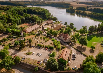 zdjecia  fotograf nikodem-kokoszanek portfolio fotografia-dronowa-zdjecia-z-drona budynek drzewo woda nieruchomosc krajobraz naturalny-krajobraz