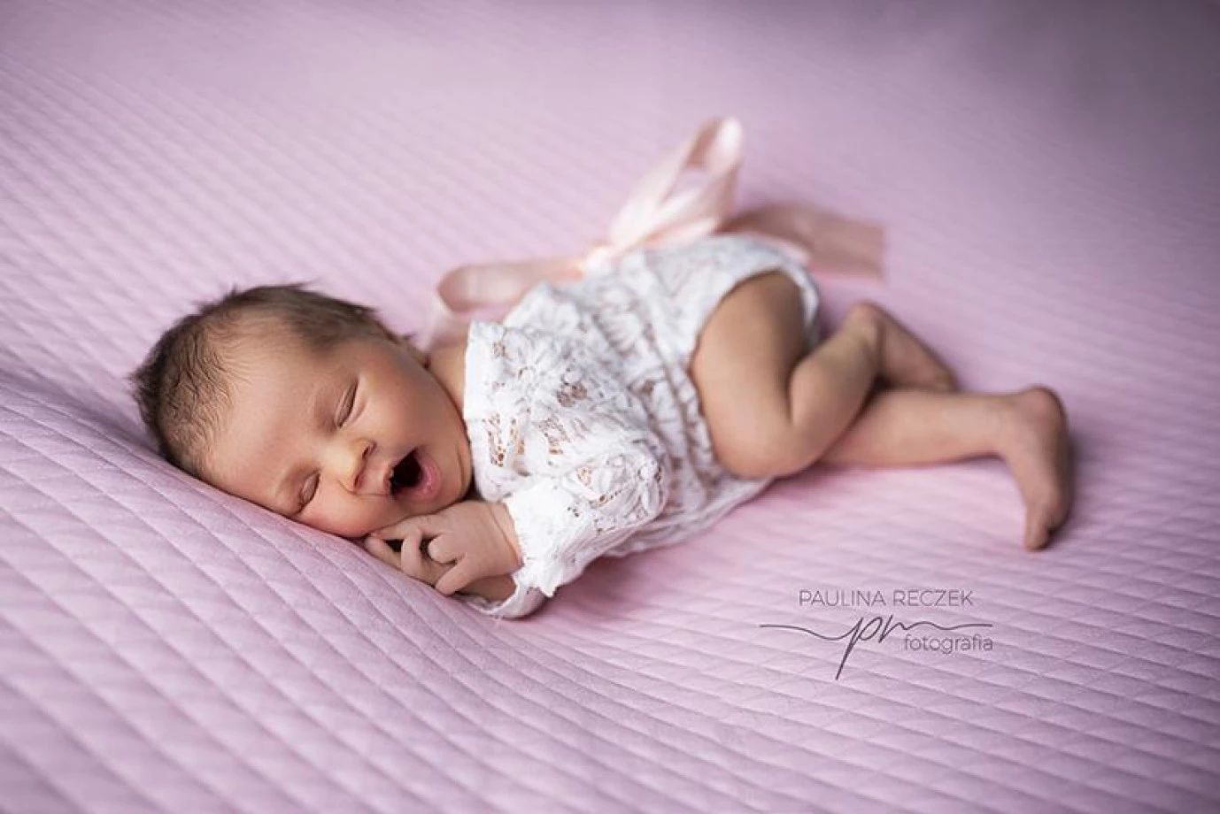 zdjęcia rzeszow fotograf paulina-reczek-fotografia portfolio zdjecia noworodkow sesje noworodkowe niemowlę