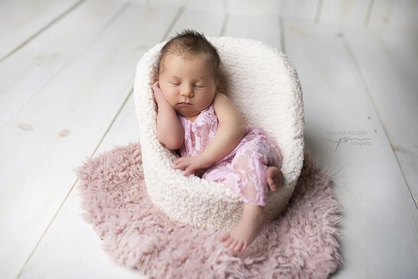 zdjęcia rzeszow fotograf paulina-reczek-fotografia portfolio zdjecia noworodkow sesje noworodkowe niemowlę