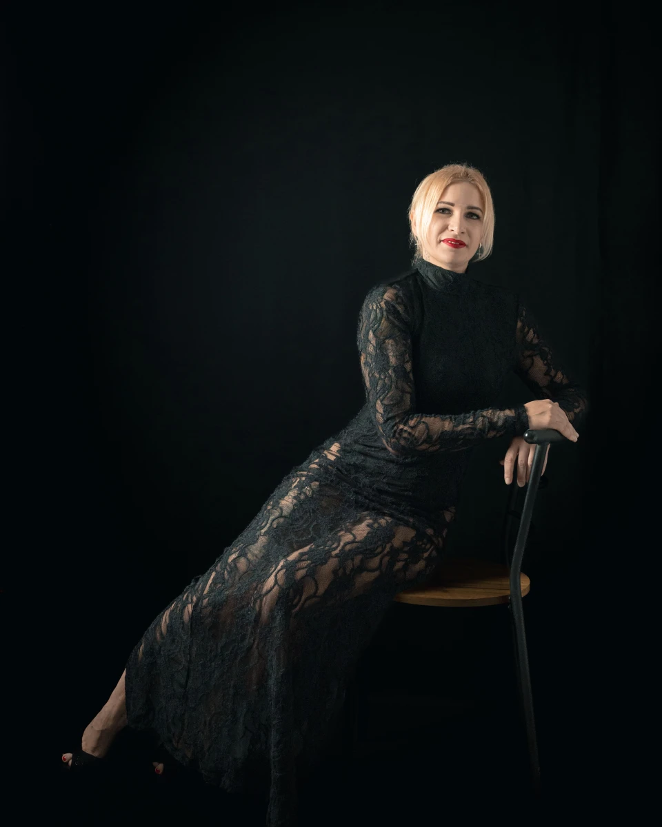 zdjęcia mlawa fotograf spychak-viktor portfolio sesja-zdjeciowa-na-czarnym-tle-dla-anny