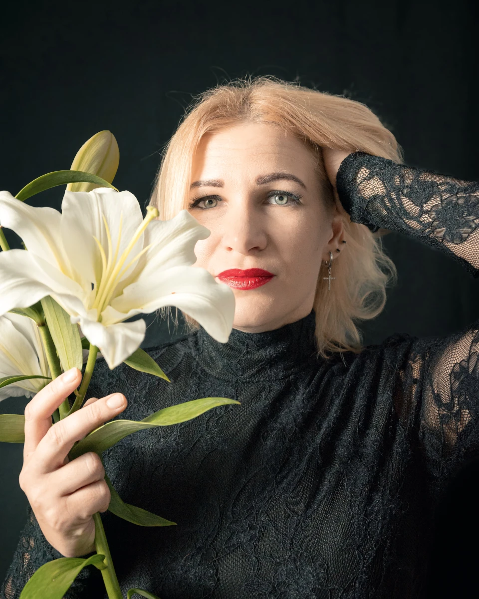 zdjęcia mlawa fotograf spychak-viktor portfolio sesja-zdjeciowa-na-czarnym-tle-dla-anny