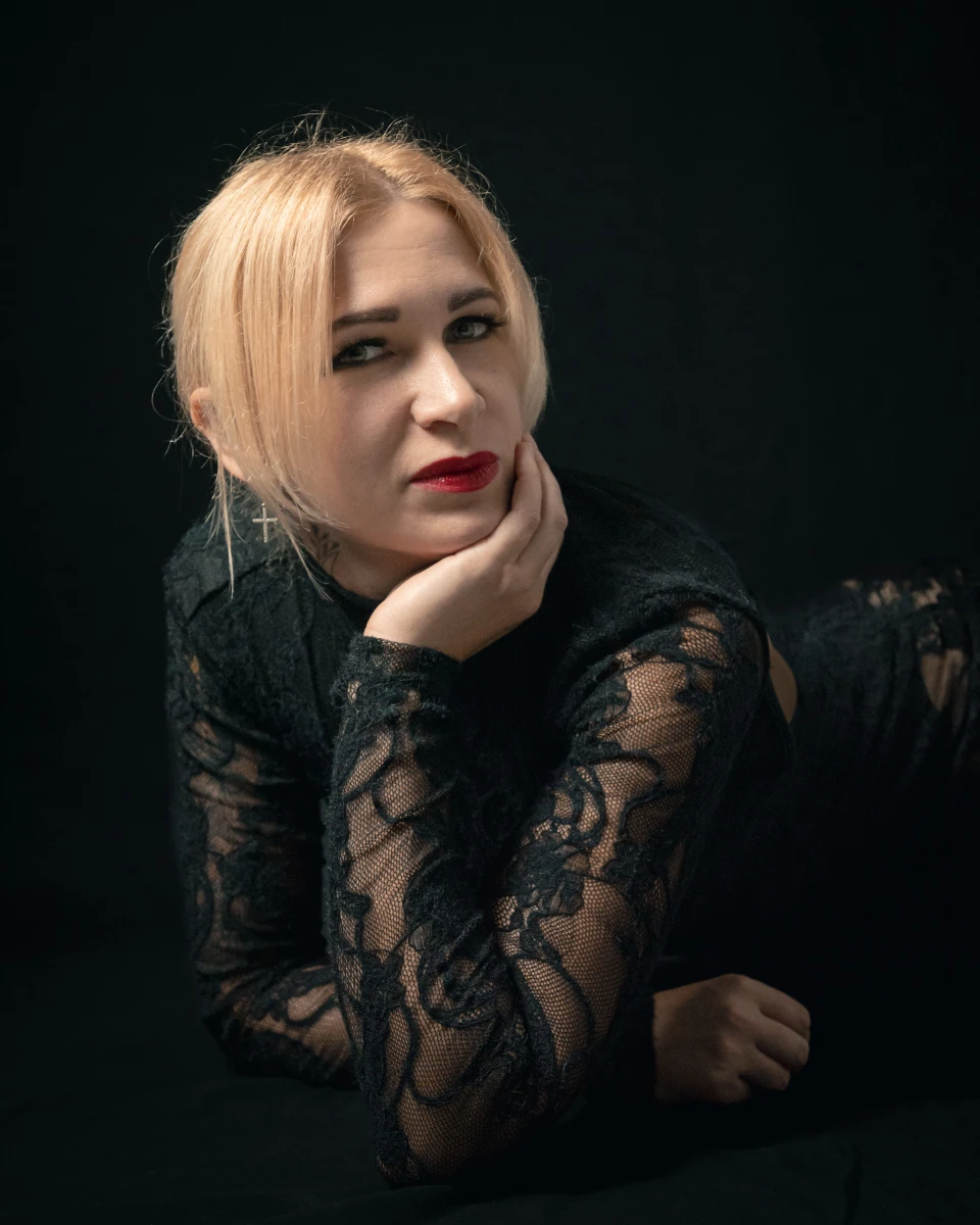zdjęcia mlawa fotograf spychak-viktor portfolio sesja-zdjeciowa-na-czarnym-tle-dla-anny