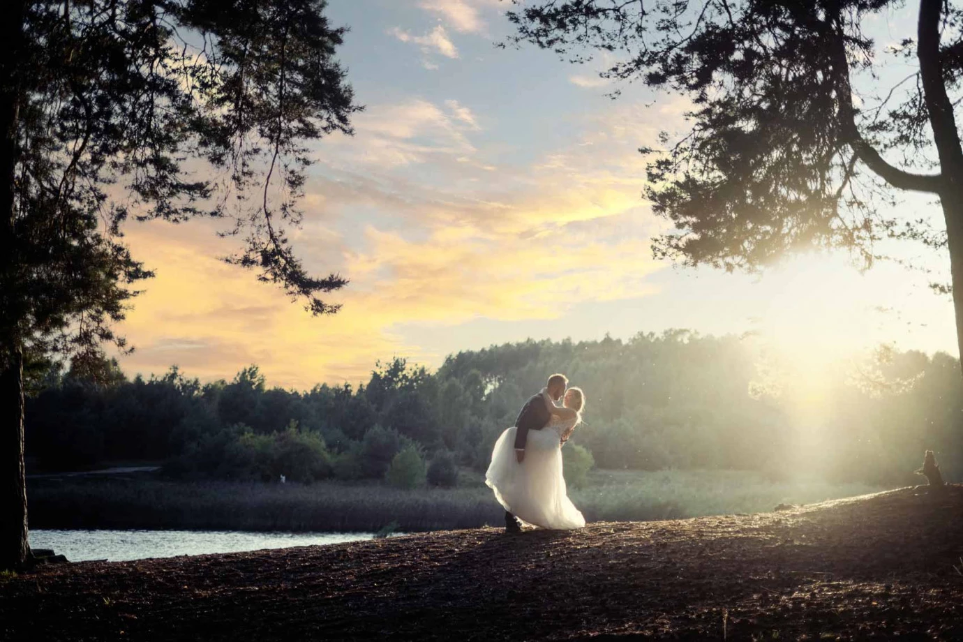 zdjęcia kielce fotograf tomasz-suszczynski-fotografia-slubna portfolio slubny panna-mloda suknia-slubna drzewo niebo woda odziez-slubna chmura naturalny-krajobraz