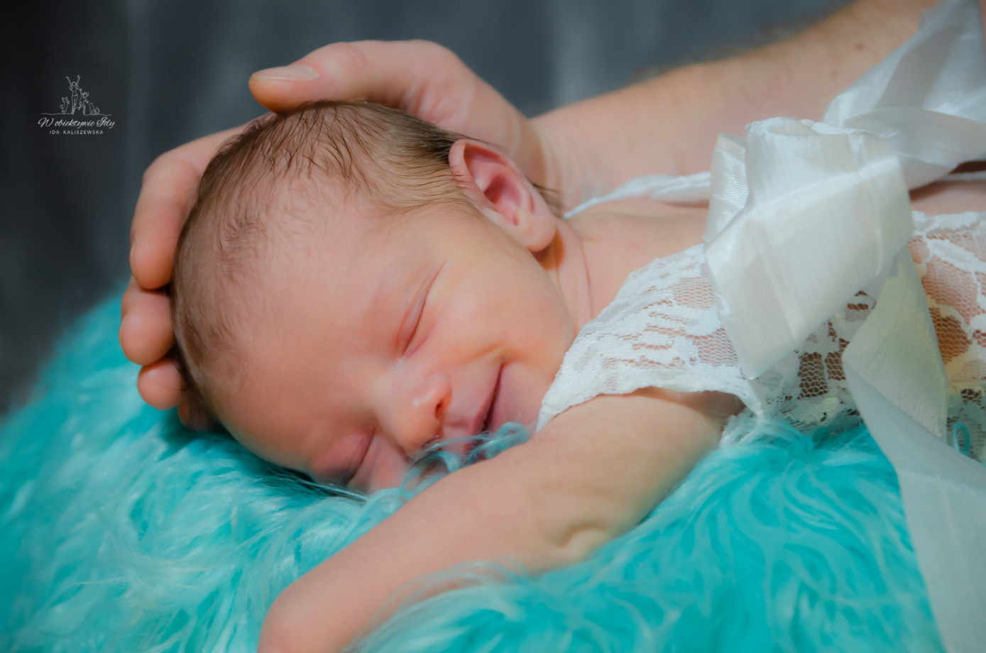 fotograf lodz w-obiektywie-idy portfolio zdjecia noworodkow sesje noworodkowe niemowlę